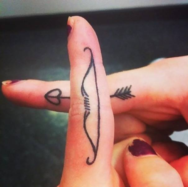 Two Tiny Tattoos That Make Sense When You Put Your Fingers The Right Way