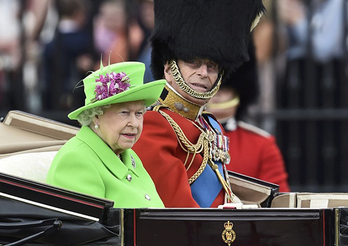 queen-elizabeth-green-screen-outfit-funny-photoshop-battle-15