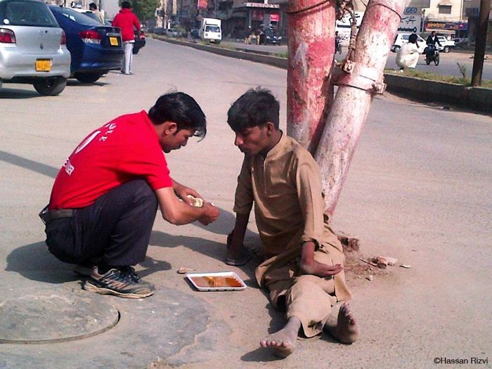 This Pakistani Waiter Feeding A Homeless Person Who Can't Use His Hands