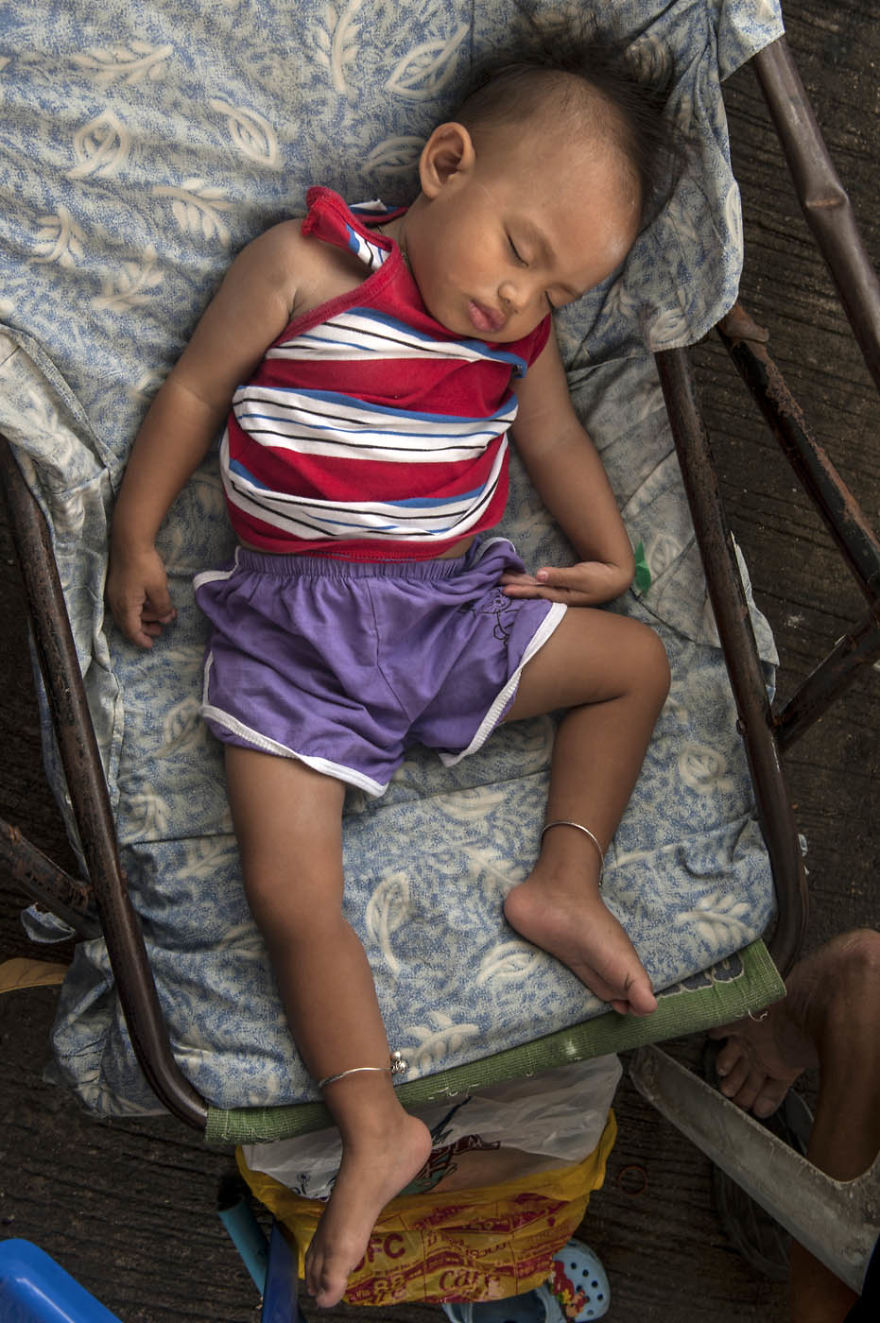 Asphalt Dreams: I Photographed Children Sleeping In The Streets Of Bangkok