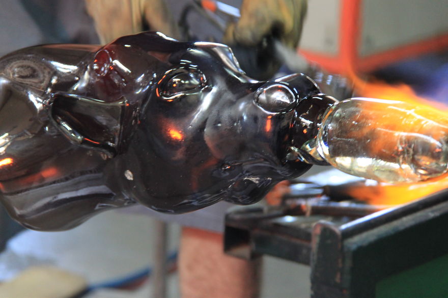 I Made A Life-Size Bull Head Out Of 2,100 Degree Glass