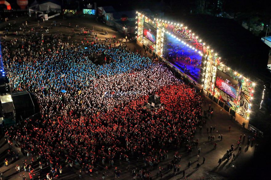 People At Woodstock Festival Poland Pay Tribute To The Victims Of Nice