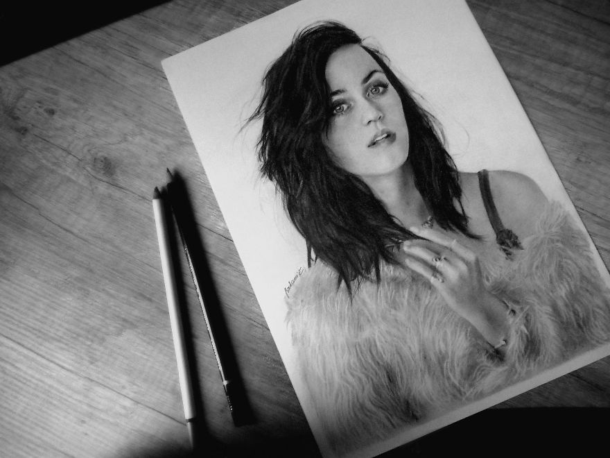 I Draw Realistic Portraits With Pencils