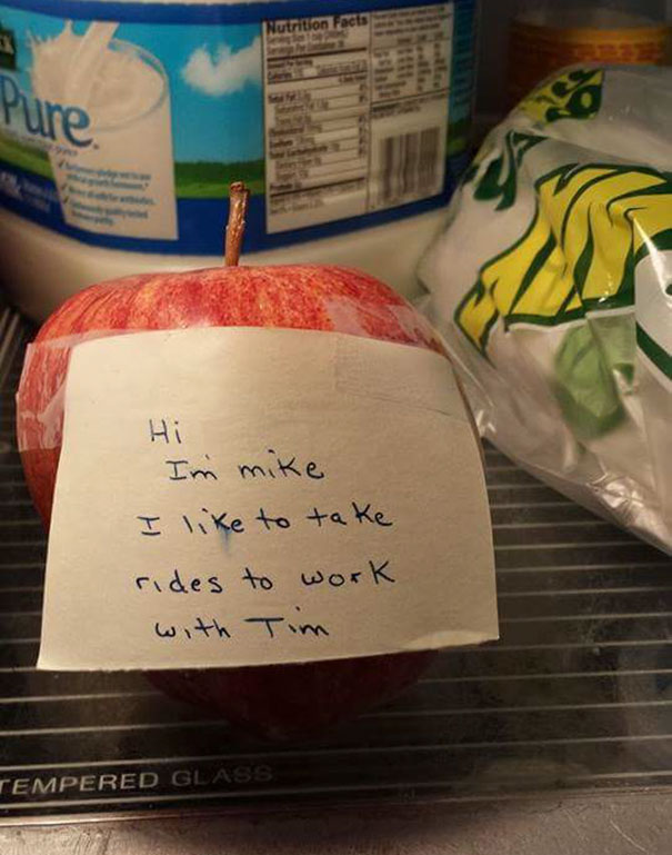 My Friend Keeps Bringing An Apple To Work But Not Eating It So His Dad Left This Note On It