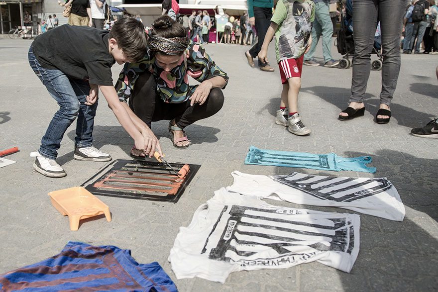 Pirate Printers: These Guys Use Urban Utility Covers To Print Bags And Shirts