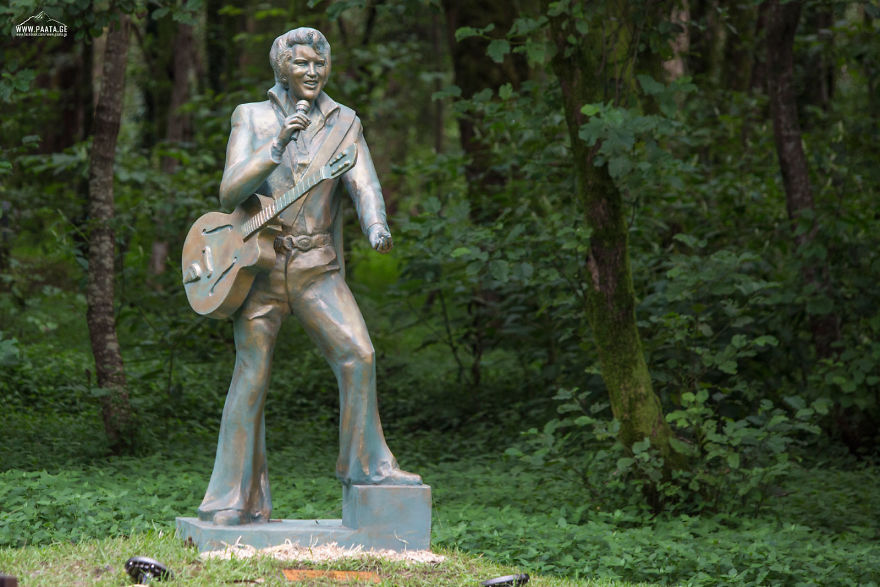 I Photographed The Statues Of Musicians' Prak