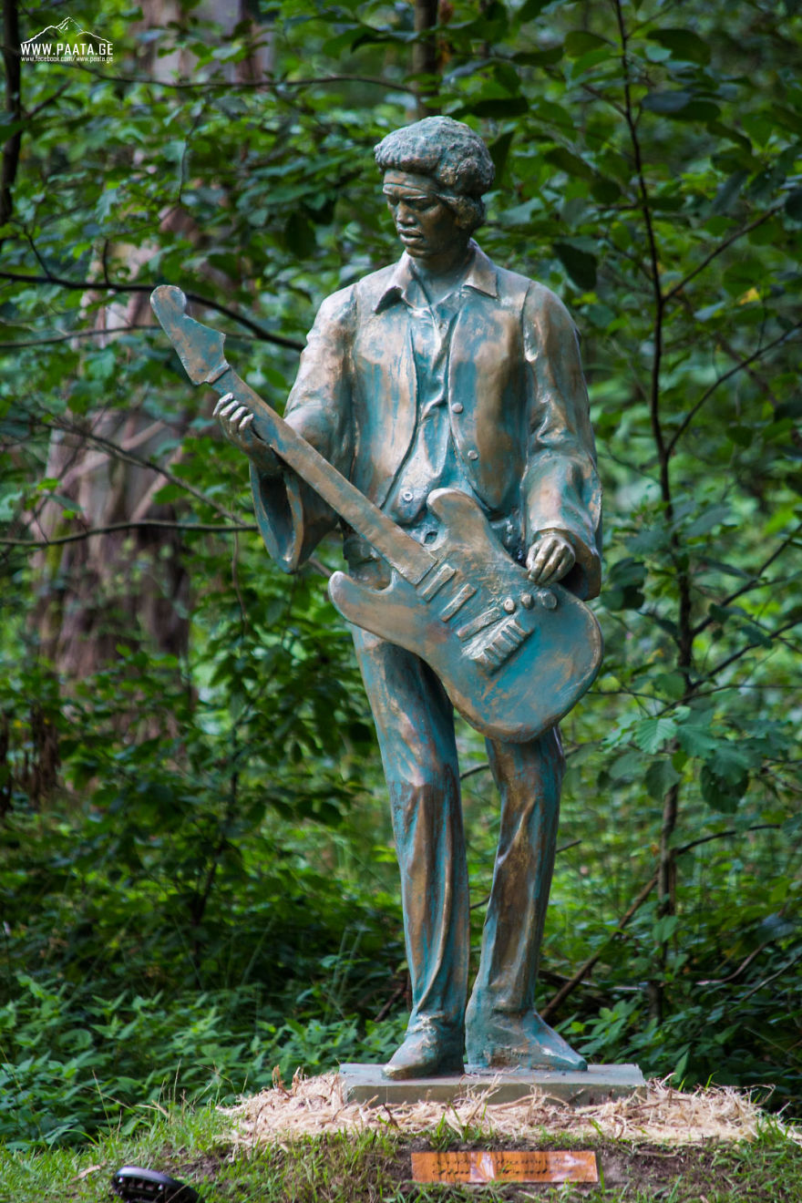 I Photographed The Statues Of Musicians' Prak