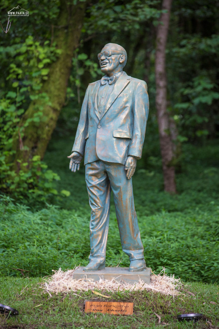 I Photographed The Statues Of Musicians' Prak