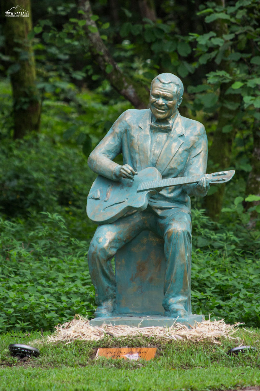 I Photographed The Statues Of Musicians' Prak