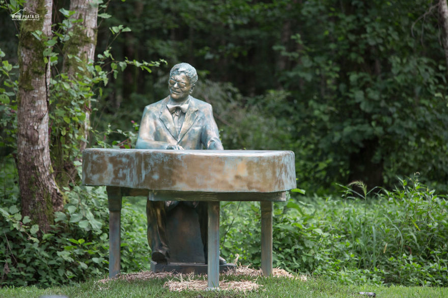 I Photographed The Statues Of Musicians' Prak
