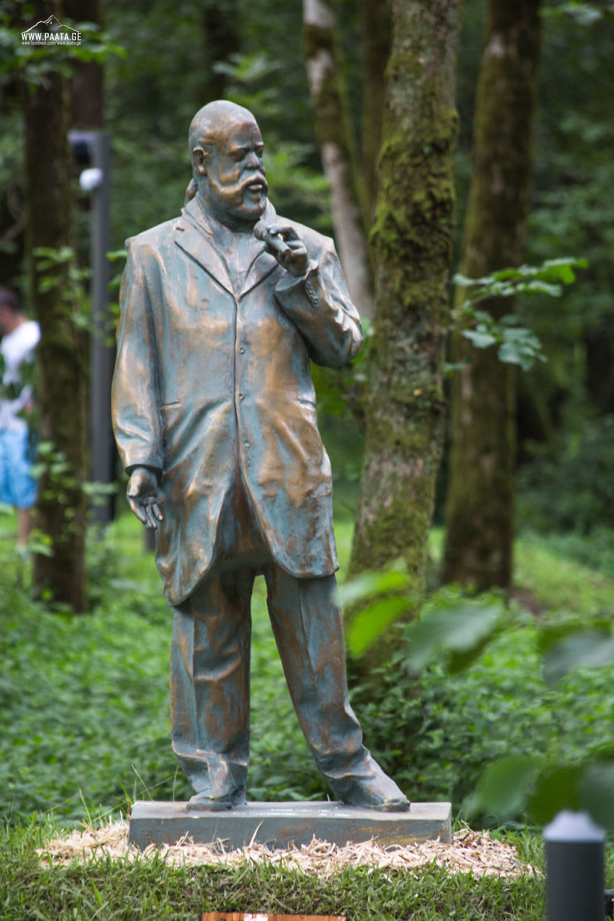 I Photographed The Statues Of Musicians' Prak