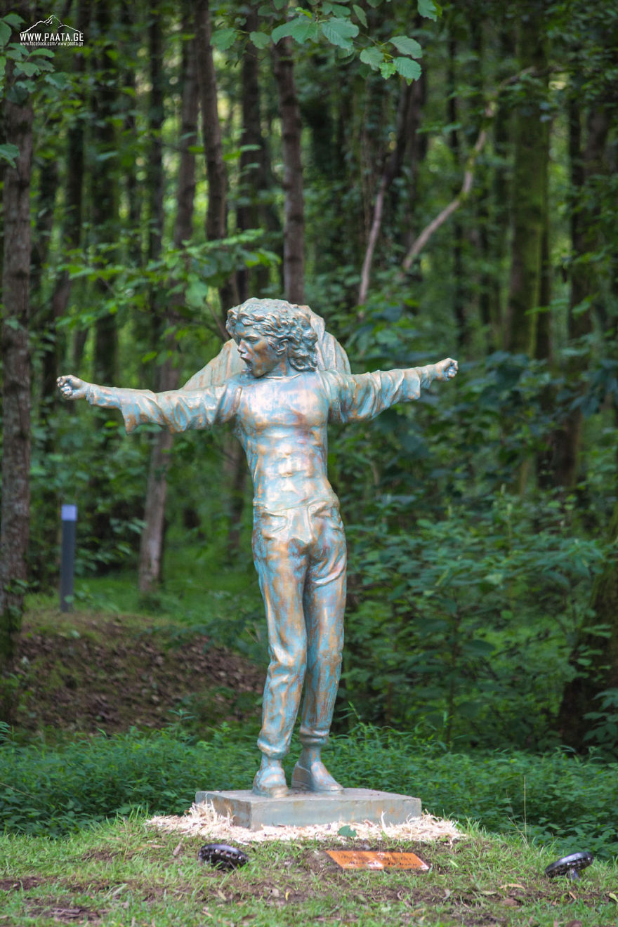 I Photographed The Statues Of Musicians' Prak
