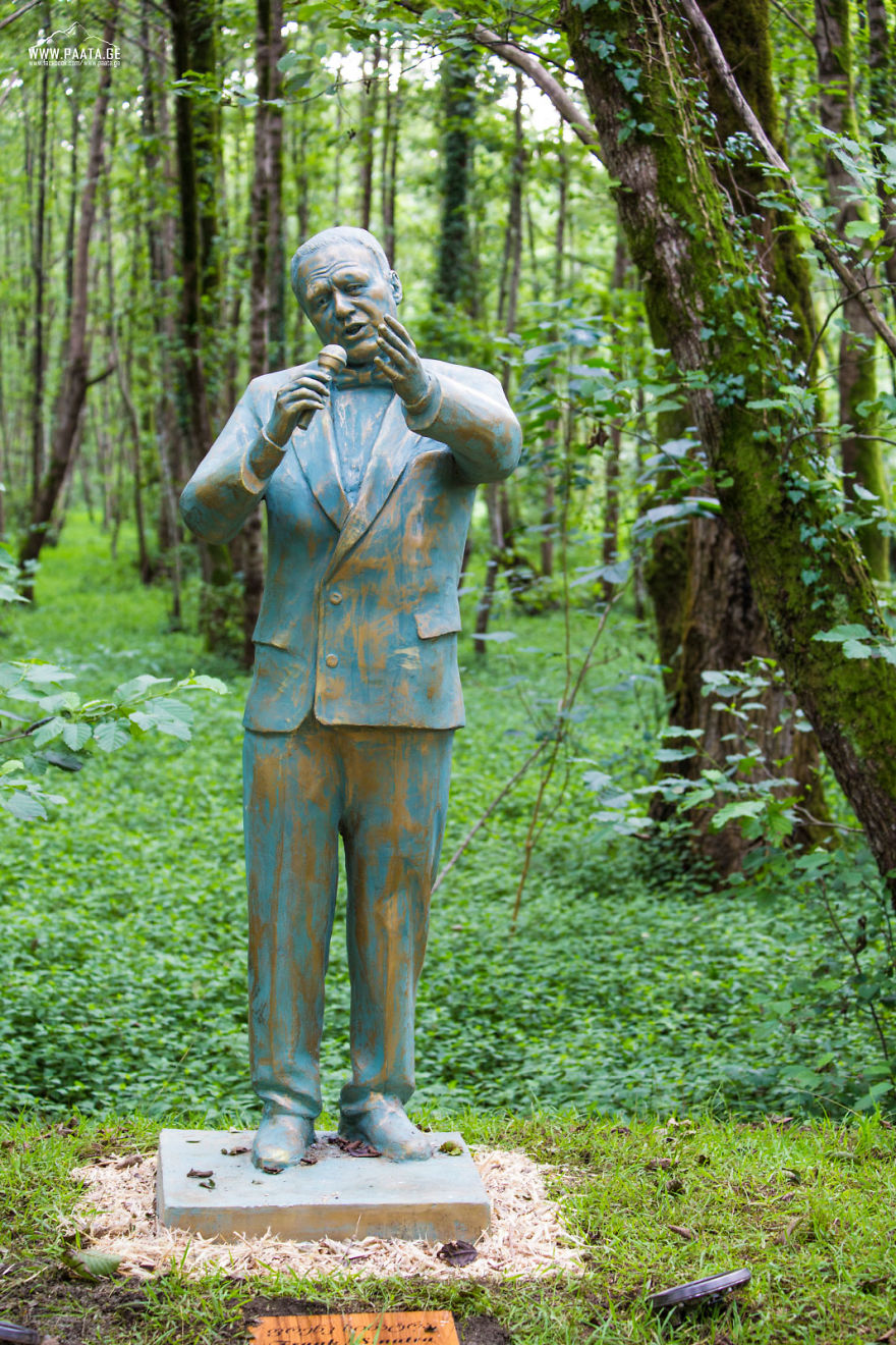 I Photographed The Statues Of Musicians' Prak