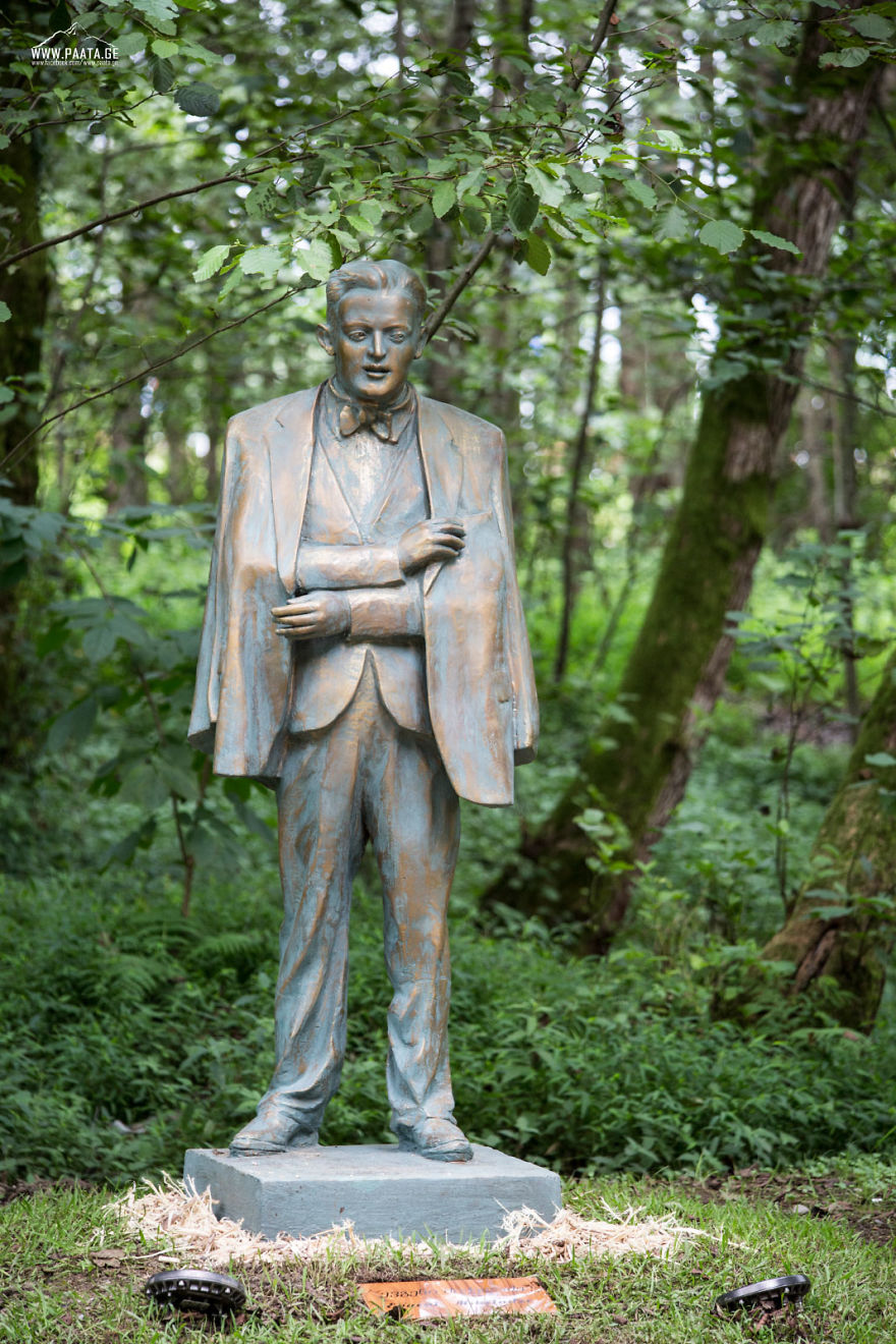 I Photographed The Statues Of Musicians' Prak