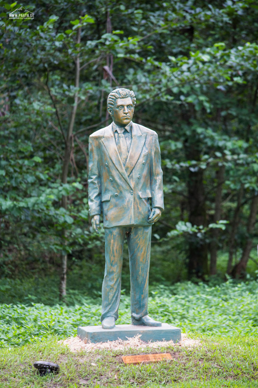 I Photographed The Statues Of Musicians' Prak