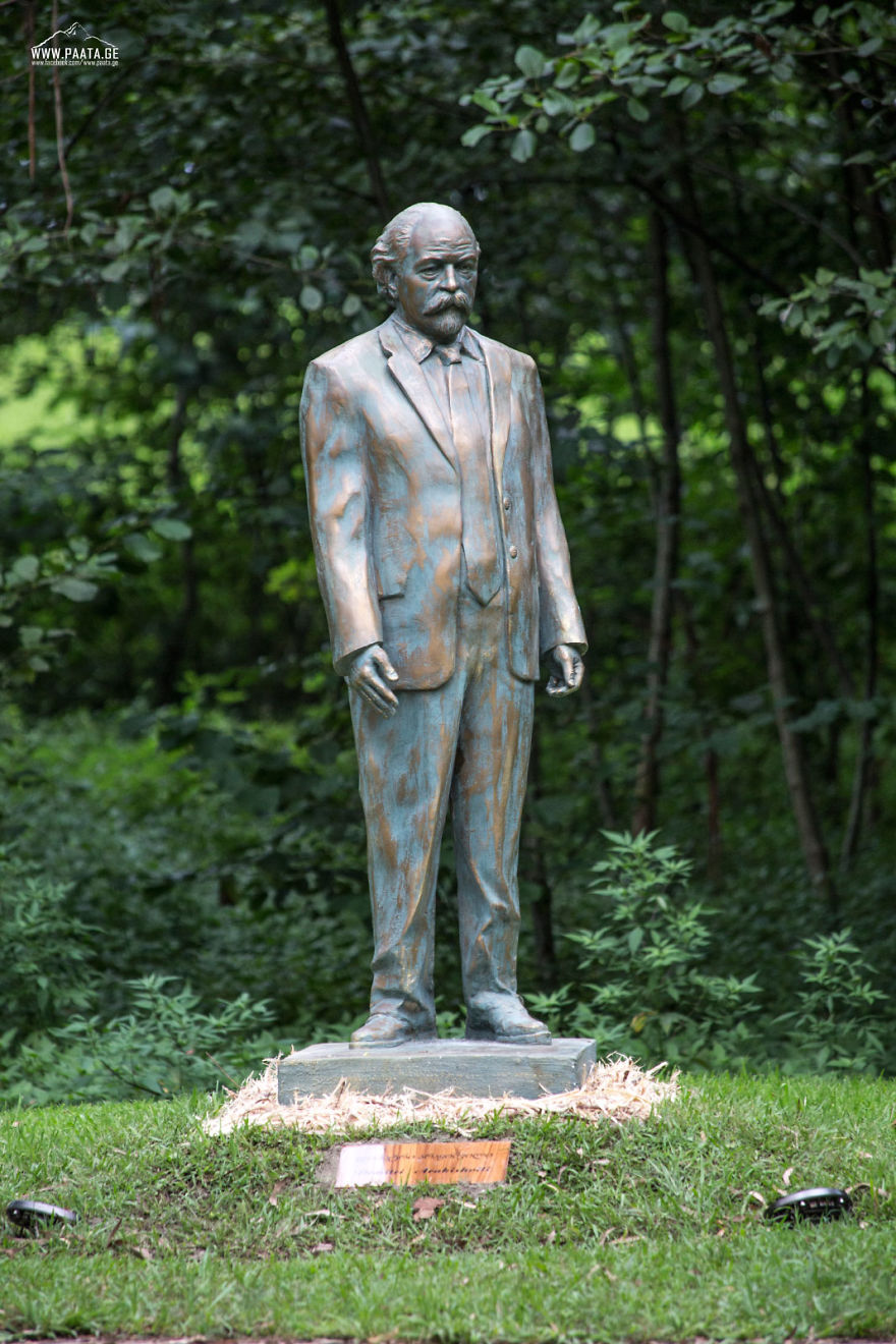 I Photographed The Statues Of Musicians' Prak
