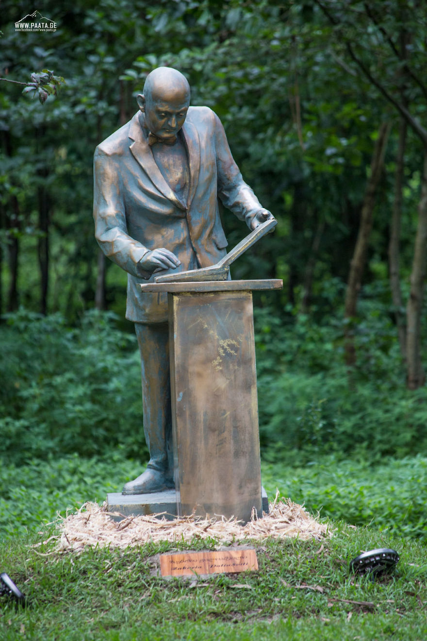 I Photographed The Statues Of Musicians' Prak
