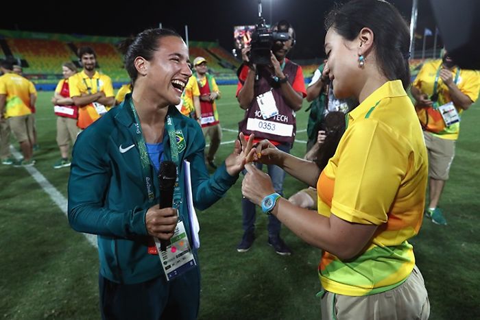9 Adorable Pics Of A Brazilian Rugby Player Getting Proposed By Her Girlfriend.
