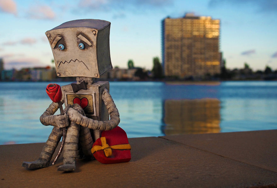 I Wrote, Sculpted, And Photographed A Sad Story About One Of My Ceramic Robots