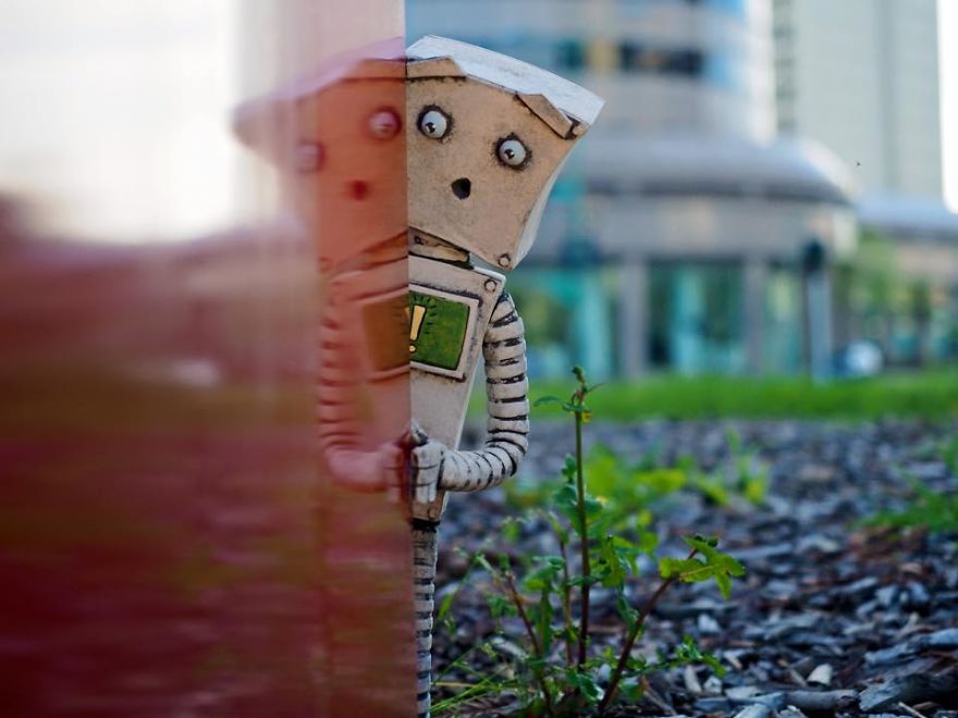 I Wrote, Sculpted, And Photographed A Sad Story About One Of My Ceramic Robots