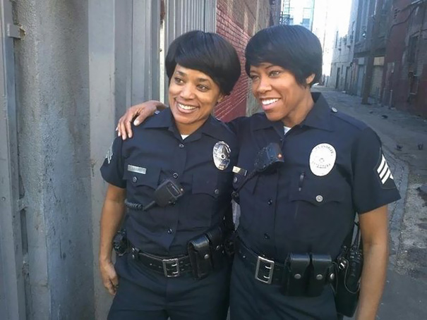 Regina King With Her Stunt Double On The Set Of Southland