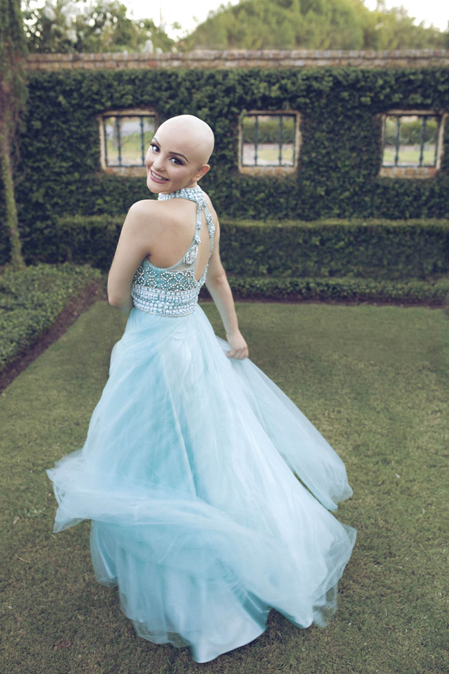 17-Year-Old With Cancer Just Made A Very Powerful Statement After Losing Her Hair