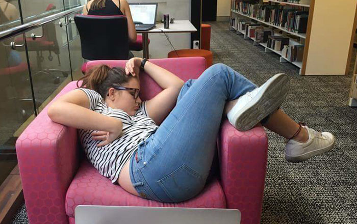 Girl Falls Asleep At Uni, And The Internet’s Response Is Wilder Than Her Dreams