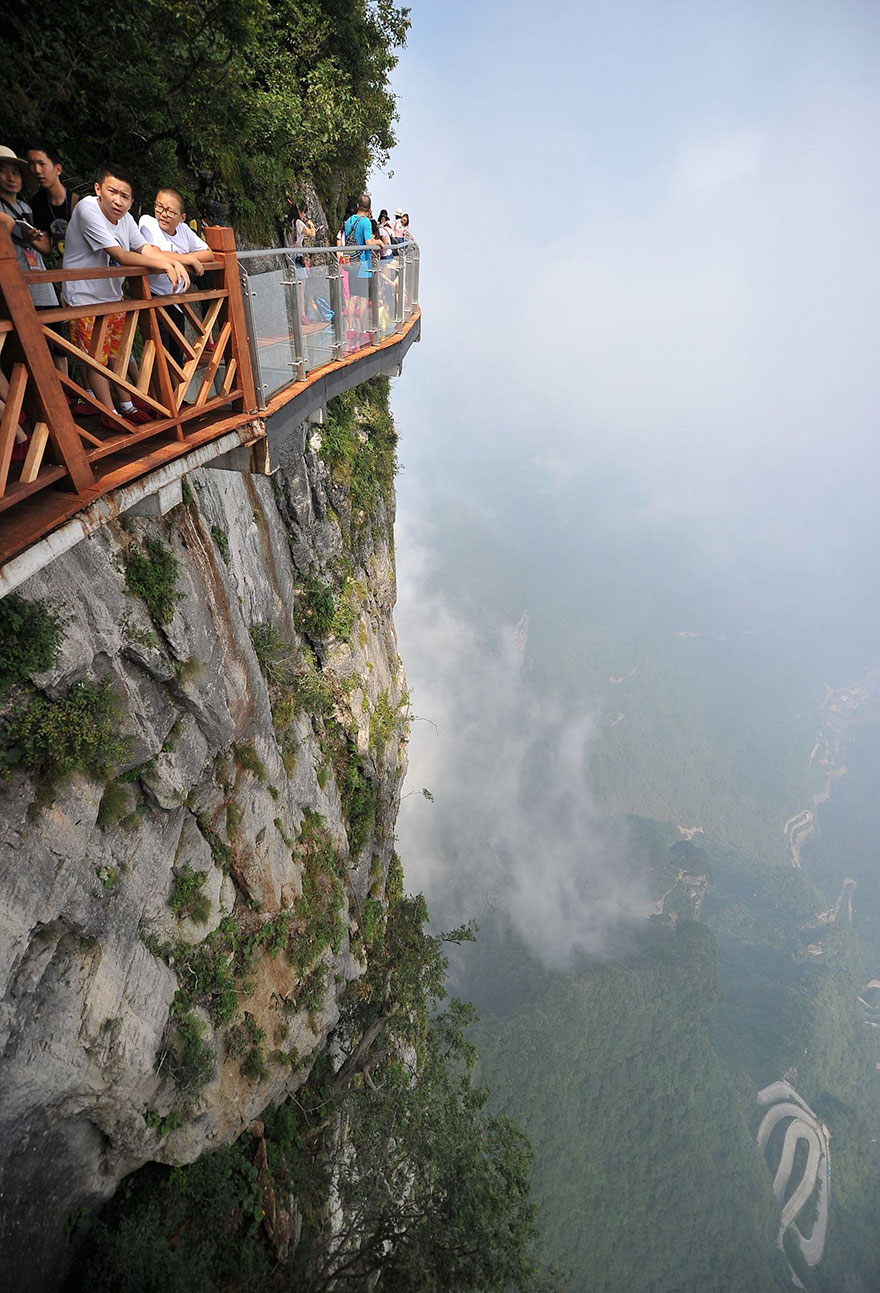 Terrifying 4,600ft Glass Walkway Opens In China, And Just Looking At The Pics Will Give You Vertigo