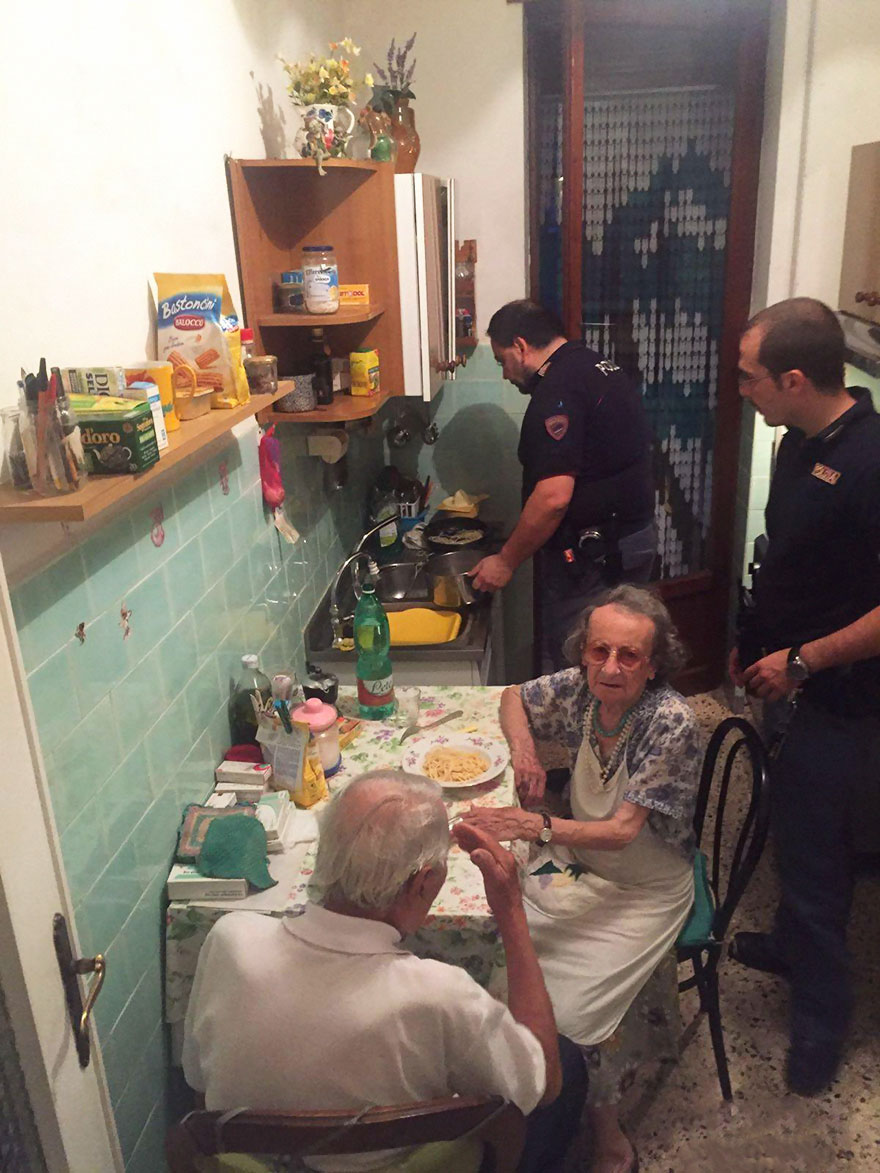 After Police Found Elderly Couple Crying, They Cooked Them Pasta And Stayed For A Chat