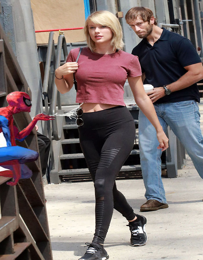 Spidy Helping Taylor Swift To Hold Her Glass Properly