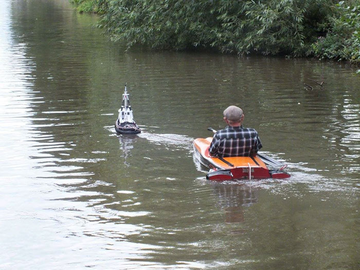 Man Spotted Using Tiny Tug Boat To Effortlessly Cruise ...
