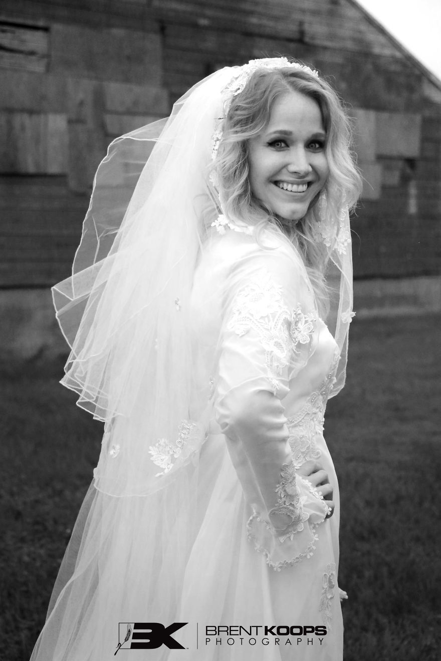 I Honored My Late Mother With A Photoshoot In Her Wedding Dress That We Thought Was Lost