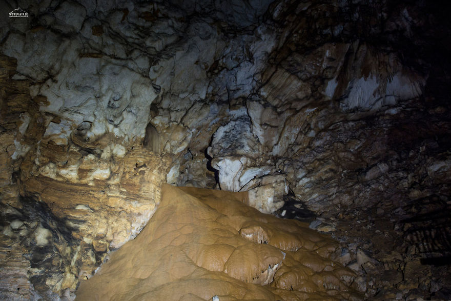 Satsurblia Cave