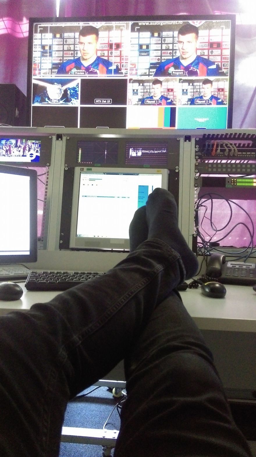 Bored @ Work? Feetception!