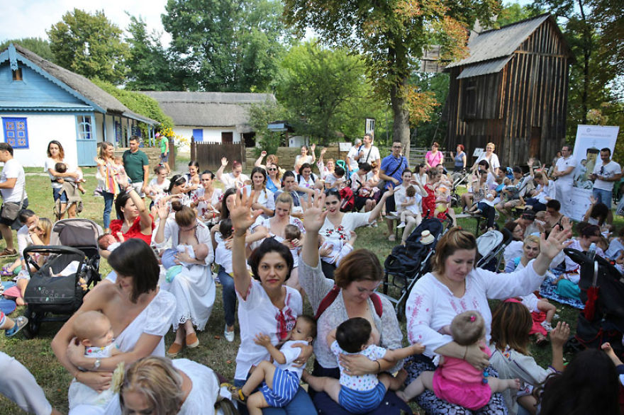 Over 100 Women Started Breastfeeding In Public At A Romanian Museum