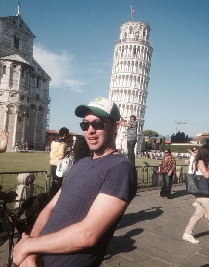 Guy Trolls Other Tourists Near The Leaning Tower Of Pisa, Takes The Best Pics Of Them All