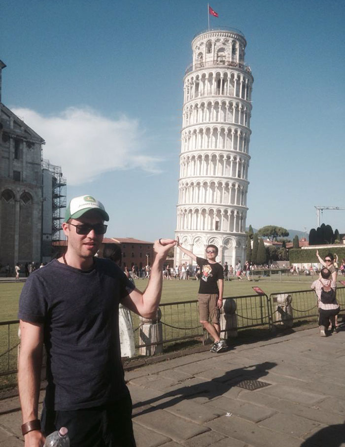 funny-tourists-leaning-tower-of-pisa-4