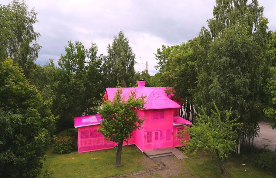 Polish Artist Covers A 100-Year-Old House In Finland With Pink Crochet