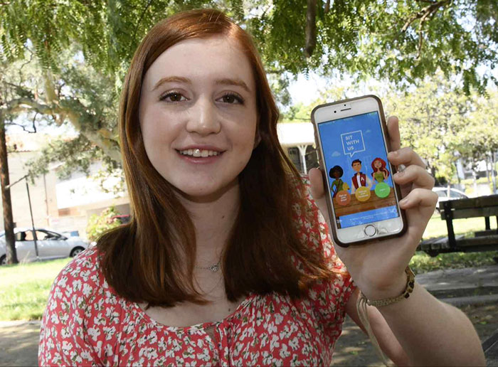 Teen Who Used To Be Bullied Creates ‘Sit With Us’ App That Helps Students Find Lunch Buddies