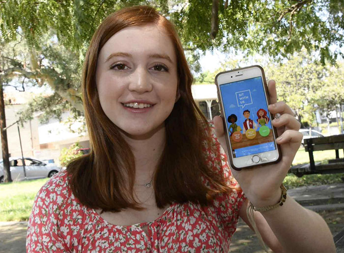 Teen Who Used To Be Bullied Creates ‘Sit With Us’ App That Helps Students Find Lunch Buddies