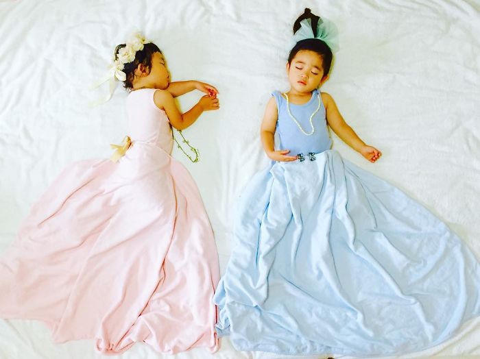 Sleeping-japanese-twins-mom-dress-up-kids-photography-ayumiichi