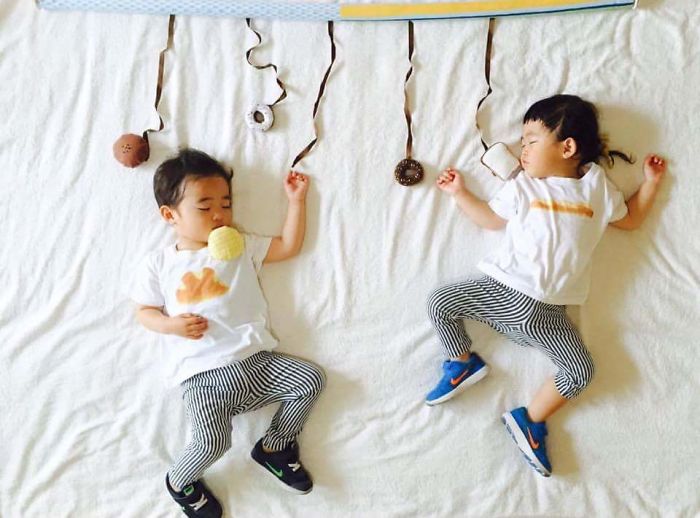 Sleeping-japanese-twins-mom-dress-up-kids-photography-ayumiichi