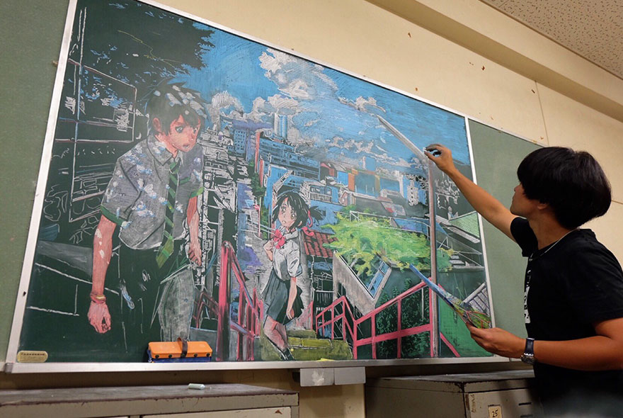 Japanese Teacher Surprised His Students With His Incredible Technique Of Drawing On Blackboards