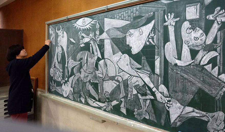 Japanese Teacher Surprised His Students With His Incredible Technique Of Drawing On Blackboards