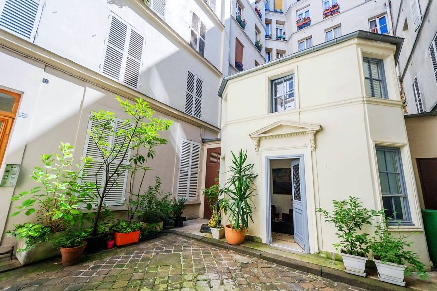 I Love This Tiny Cottage In A Building Courtyard In Paris