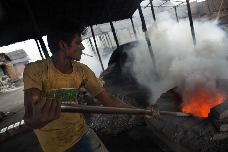 Toxic City: I Photographed People Working In Bangladesh Factors