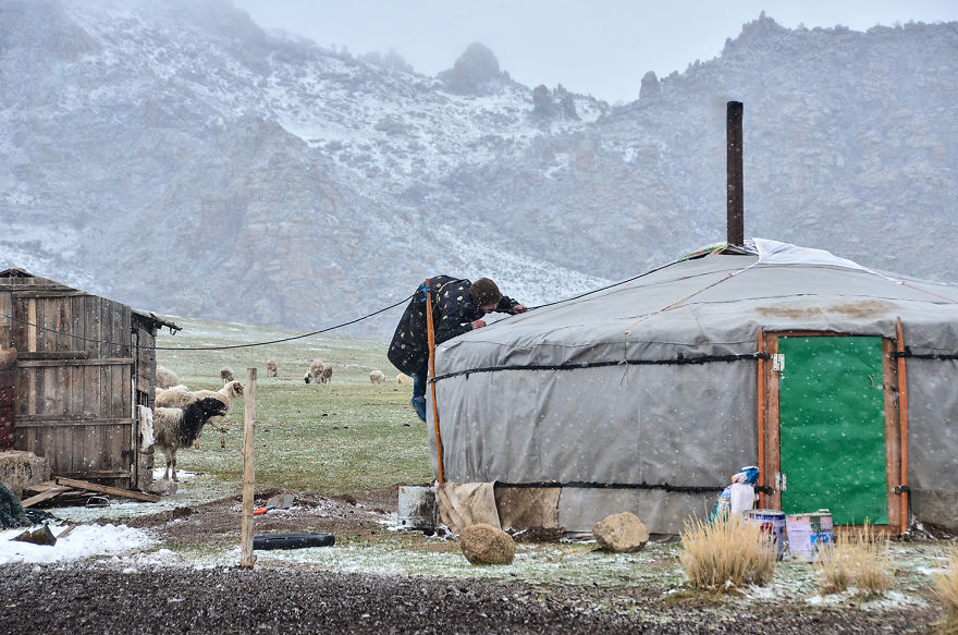 Living With The Families Of Nomads To Photograph Their Lives