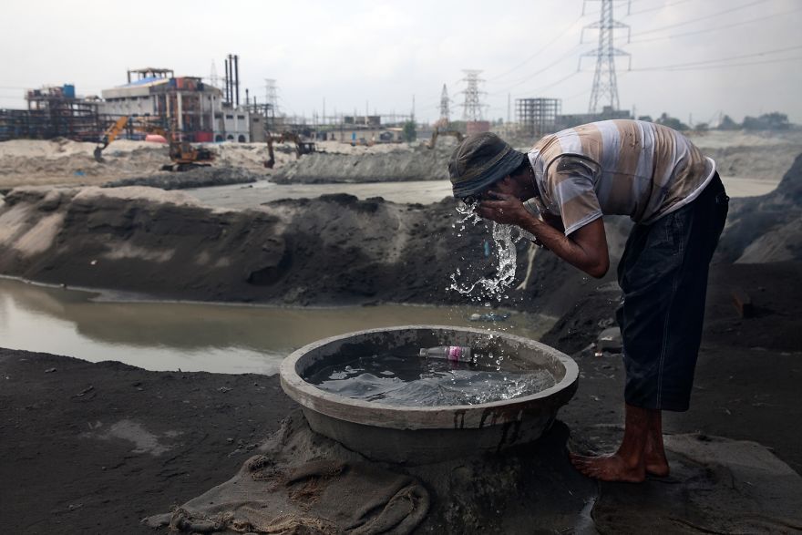 Toxic City: I Photographed People Working In Bangladesh Factors