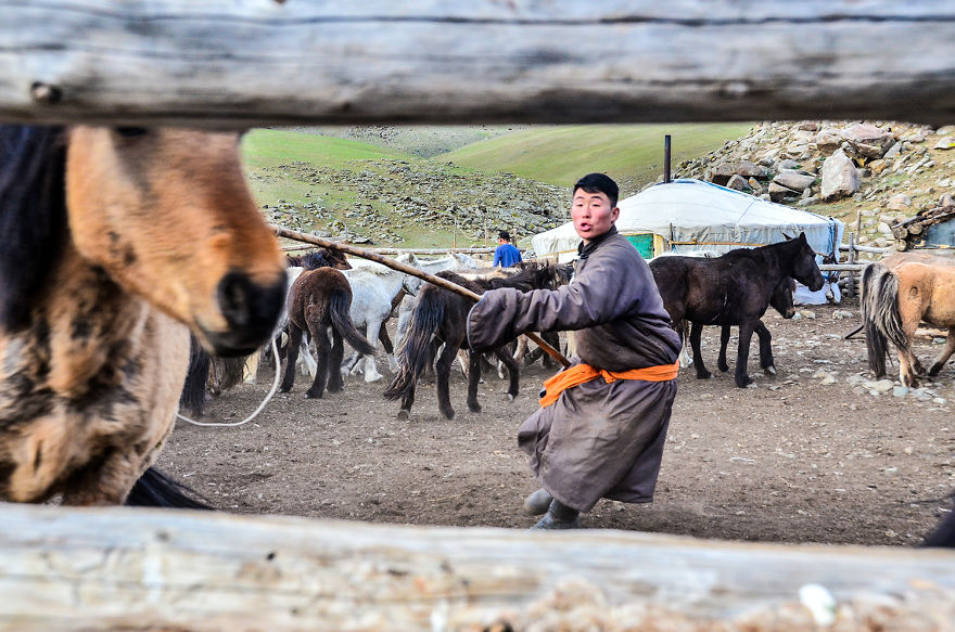 Living With The Families Of Nomads To Photograph Their Lives