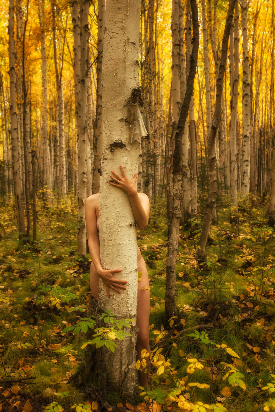 TreeGirl Takes Naked Pictures To Show That We Are Nature 